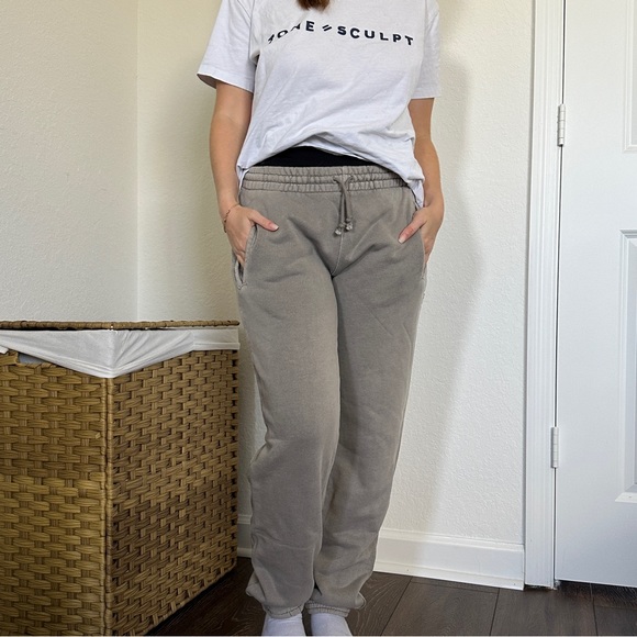 Reebok sweatpants in boulder gray NEW WITH TAG - Picture 2 of 4